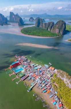 Ko Panyi (ayrıca Koh Panyee olarak da bilinir) Tayland 'ın Phang Nga ilinde bir balıkçı köyüdür..