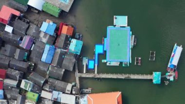 Ko Panyi (ayrıca Koh Panyee olarak da bilinir) Tayland 'ın Phang Nga ilinde bir balıkçı köyüdür..