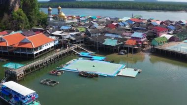 Ko Panyi (ayrıca Koh Panyee olarak da bilinir) Tayland 'ın Phang Nga ilinde bir balıkçı köyüdür..