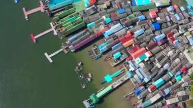 Ko Panyi (ayrıca Koh Panyee olarak da bilinir) Tayland 'ın Phang Nga ilinde bir balıkçı köyüdür..