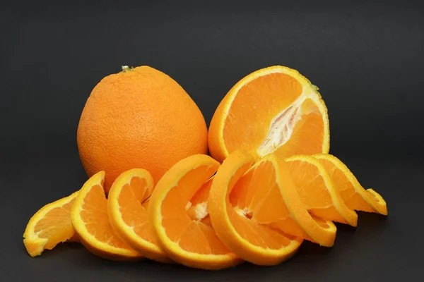 Naranjas aisladas sobre fondo negro — Foto de Stock