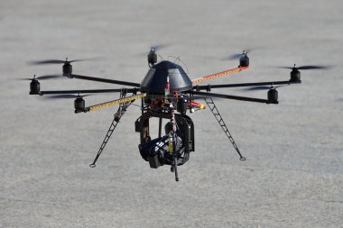 gözlem için bir kamera ile polis insansız helikopter (İHA).