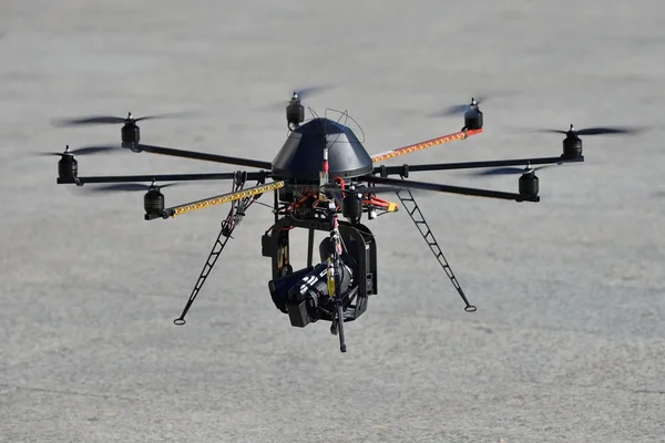 Helicóptero no tripulado de la policía (UAV) con una cámara para observación . Imágenes de stock libres de derechos