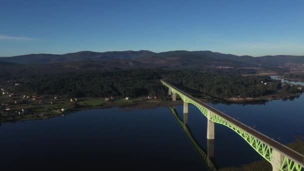 Ponte Ferroviária Sobre Rio Vista Aérea Bela Paisagem Atirando Drone — Vídeo de Stock