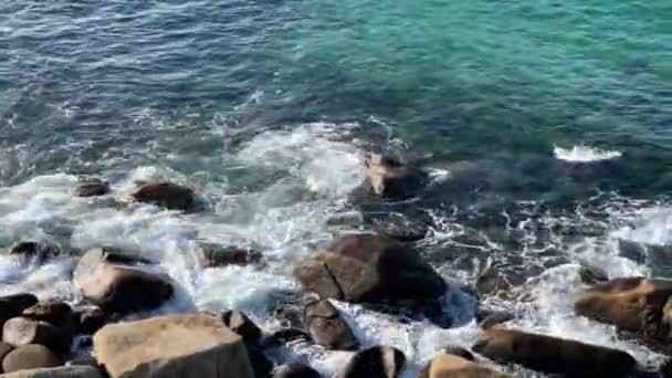Woda Morska Tocząca Się Kamieniach Przybrzeżnych Tle — Wideo stockowe