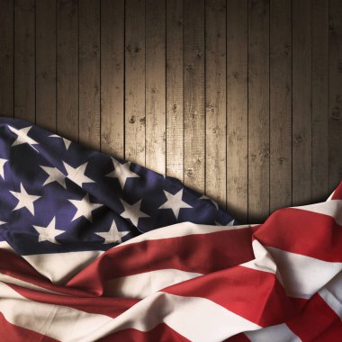 İpek Amerikan bayrağı ve eski ahşap arka plan