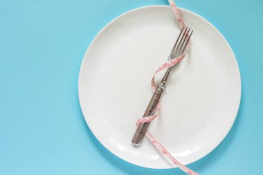 boş levha ölçü bandı, bıçak ve çatal. diyet gıda ahşap tablo