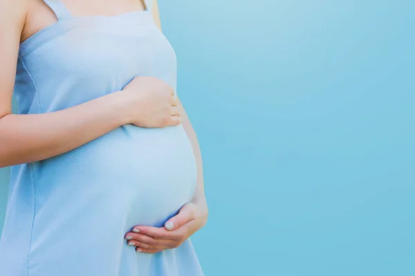 青い背景に青いドレスを着た妊婦 母親の概念 コピースペースと子供の概念への愛 — ストック写真