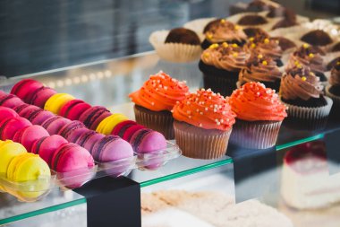 Kafede şekerli bir vitrin. Kekler ve renkli kurabiyeler pasta sergisinde. Tatlı tatlılar