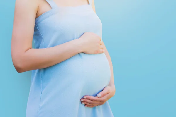 青い背景に青いドレスを着た妊婦 母親の概念 コピースペースと子供の概念への愛 — ストック写真