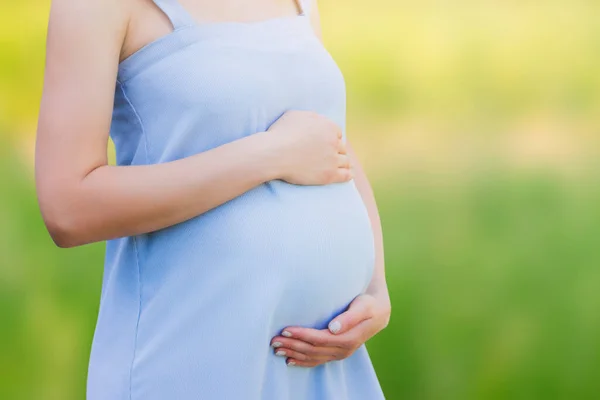 Pregnant Woman Blue Dress Nature Background Close Pregnancy Parenthood Motherhood — Stock Photo, Image