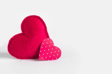 Beyaz arka planda iki kırmızı kalp ve metin için kopyalama alanı. Sevgililer Günü, aşk konsepti