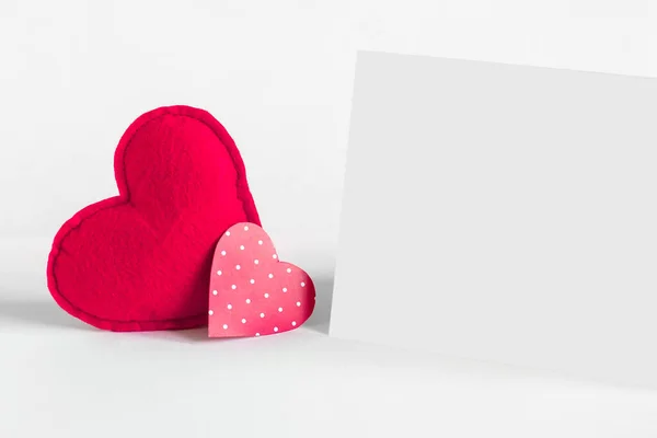 Två Röda Hjärtan Och Ett Vitt Papper För Inskription Med — Stockfoto