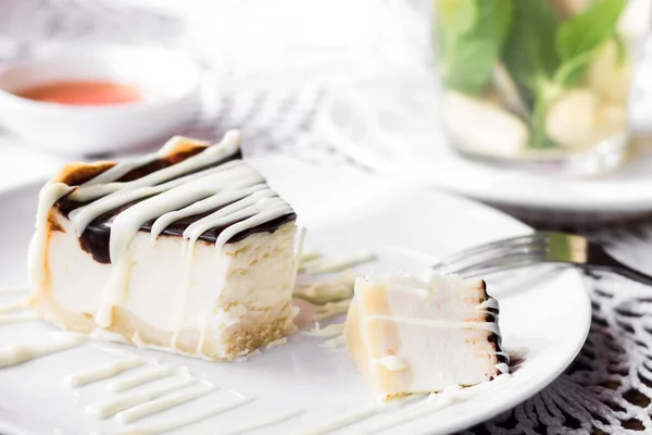 Cheesecake Μια Λευκή Και Μαύρη Σοκολάτα Ένα Πιάτο Ένα Καφέ — Φωτογραφία Αρχείου