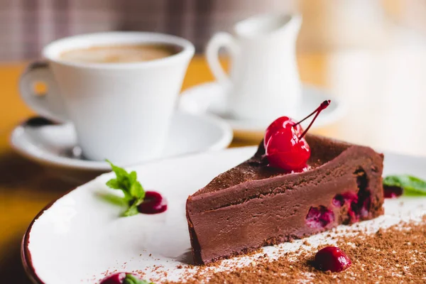 Чашка Кофе Шоколадным Пирожным Вишней Мятой Шоколадный Десерт Кафе Домашние — стоковое фото