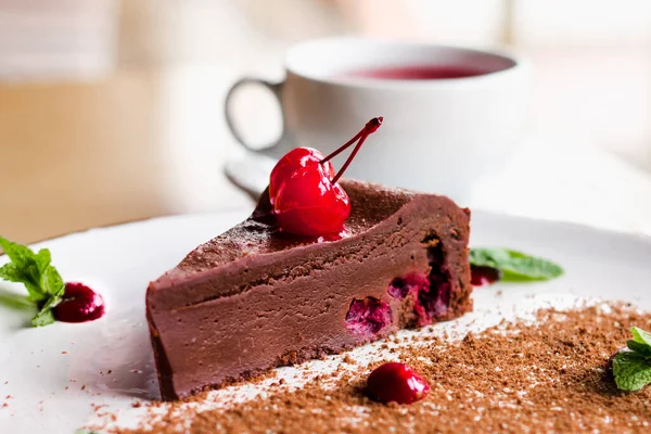 Eine Tasse Tee Mit Schokoladen Brownie Kuchen Mit Kirschen Und — Stockfoto