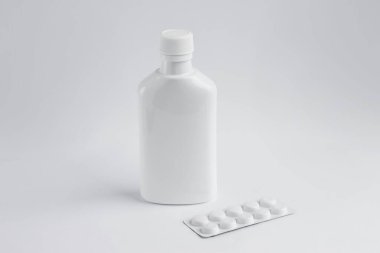 İlaçlar, vitaminler, haplar, kapsüller, haplar, ilaçlar, öksürük şurupları sunumu için model.