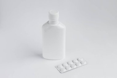 İlaçlar, vitaminler, haplar, kapsüller, haplar, ilaçlar, öksürük şurupları sunumu için model.
