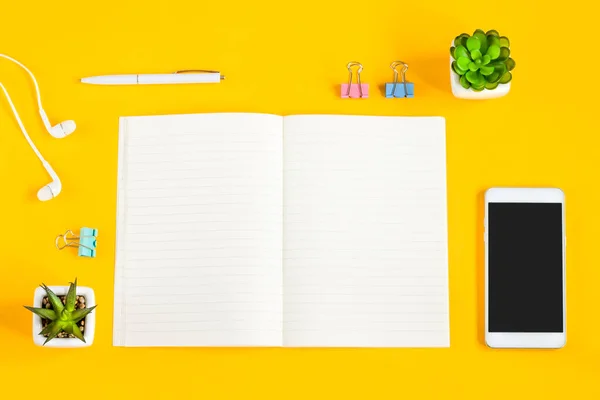 Notebook Mobilní Telefon Rostliny Pero Sluchátka Žlutém Pozadí Kopírovacím Prostorem — Stock fotografie