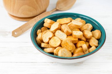 Tabakta Rusks. Kurutulmuş ekmek. Kıtır kıtır.