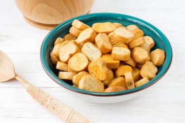 Tabakta Rusks. Kurutulmuş ekmek. Kıtır kıtır.