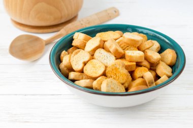 Tabakta Rusks. Kurutulmuş ekmek. Kıtır kıtır.