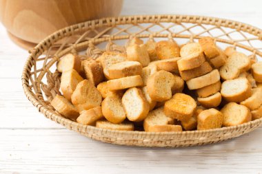 Tabakta Rusks. Kurutulmuş ekmek. Kıtır kıtır.