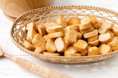Tabakta Rusks. Kurutulmuş ekmek. Kıtır kıtır.