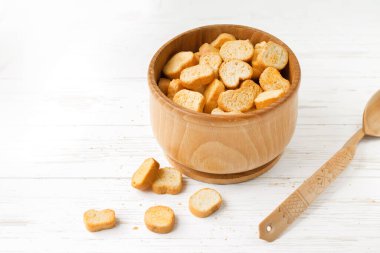 Tabakta Rusks. Kurutulmuş ekmek. Kıtır kıtır.