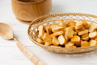 Tabakta Rusks. Kurutulmuş ekmek. Kıtır kıtır.