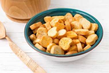 Tabakta Rusks. Kurutulmuş ekmek. Kıtır kıtır.