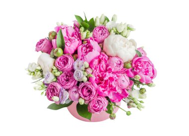 Şapka kutusunda çiçek aranjmanı. Pembe ve beyaz şakayık demeti, östoma, pembe bir kutuya gül serpiştirmek, beyaz arka planda izole edilmiş, fotokopi alanı olan bir vaha.