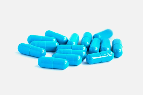 Cápsulas Azules Pastillas Aisladas Sobre Fondo Blanco Vitaminas Suplementos Nutricionales — Foto de Stock