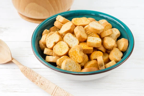 Tabakta Rusks. Kurutulmuş ekmek. Kıtır kıtır.