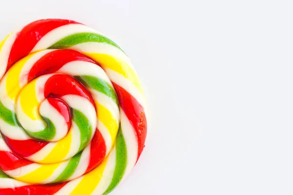 色彩斑斓的圆形棒棒糖 白色背景 彩虹背景的糖果 有条纹的棒棒糖圆圆的糖果 复制空间 — 图库照片