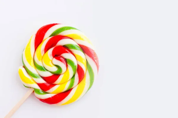色彩斑斓的圆形棒棒糖 白色背景 彩虹背景的糖果 有条纹的棒棒糖圆圆的糖果 复制空间 — 图库照片