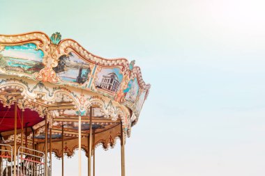 Mavi arka planda güzel, parlak bir atlıkarınca. Kopya alanı ile uyarılmış bir parça. Festival var. Tatil.