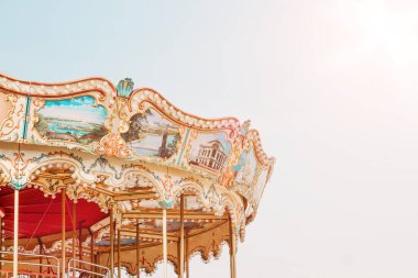 Mavi arka planda güzel, parlak bir atlıkarınca. Kopya alanı ile uyarılmış bir parça. Festival var. Tatil.