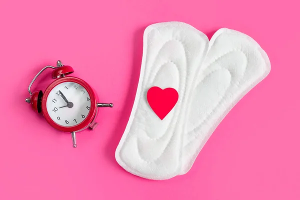 Almofadas Menstruais Despertador Sobre Fundo Rosa Conceito Período Menstrual Conceito — Fotografia de Stock