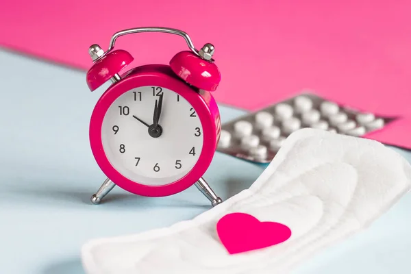 Menstruationskuddar Väckarklocka Hormonella Piller Menstruationsperiod Koncept Smärtlindring Vid Menstruationssmärta — Stockfoto