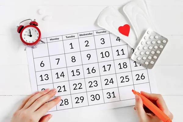 Kalendarz Menstruacji Poduszkami Budzikiem Hormonalnymi Tabletkami Antykoncepcyjnymi Koncepcja Cyklu Miesiączkowego — Zdjęcie stockowe