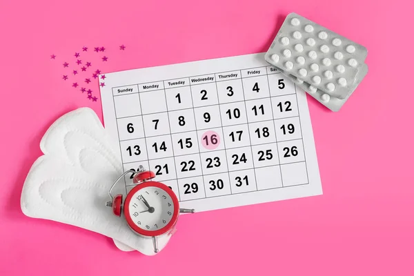 Kalendarz Menstruacji Poduszkami Budzikiem Hormonalnymi Tabletkami Antykoncepcyjnymi Koncepcja Cyklu Miesiączkowego — Zdjęcie stockowe