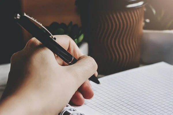 Mano Femenina Sostiene Bolígrafo Escribe Cuaderno Fondo Oscuro Chica Zurda — Foto de Stock