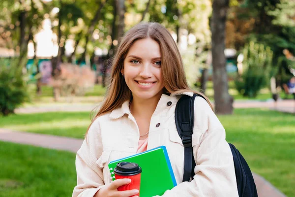 Blondynka Studentka Spaceruje Parku Notatnikiem Filiżanką Kawy Przestrzenią Kopiowania Koncepcja — Zdjęcie stockowe