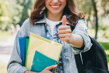 Kız öğrenci parktaki gibi jest yapıyor.