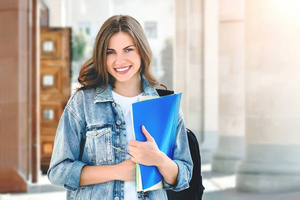 年轻的女学生笑着反对大学 可爱的女学生手里拿着文件夹和笔记本 教育概念 — 图库照片