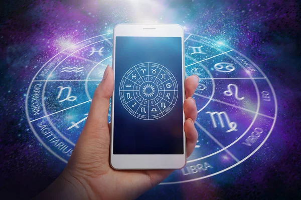 Kvinnlig Hand Håller Smartphone Enhet Med Astrologi App Över Kosmisk — Stockfoto