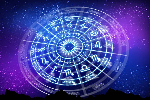 Karanlık uzayın arka planında Zodiac çemberi. Astroloji. Yıldızların ve gezegenlerin bilimi. Esrarengiz bilgi. Yönetici gezegenler. Zodyak 'ın 12 işareti.