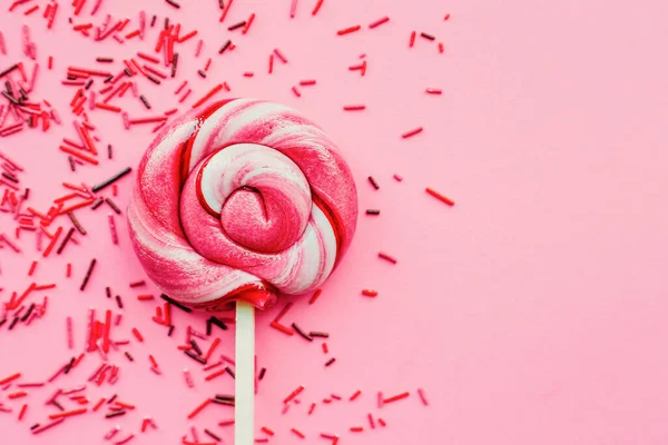 Kleurrijke Lolly Met Suiker Topping Geïsoleerd Roze Achtergrond Plat Gelegd — Stockfoto