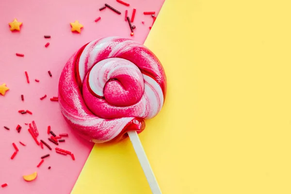 Colorful Lollipop Sugar Topping Isolated Pink Yellow Paper Background Flat — Stock Photo, Image
